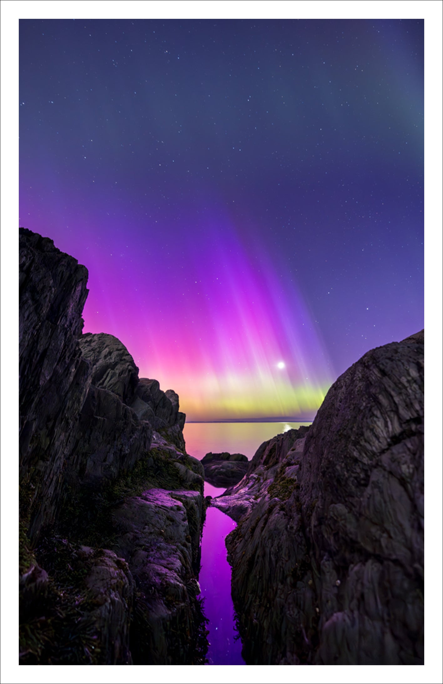 Northern lights on the rocks - Greeting card